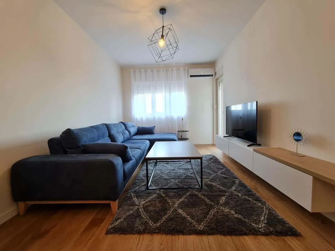 Izdavanje, jednosoban stan, 50m², Central Point, Podgorica