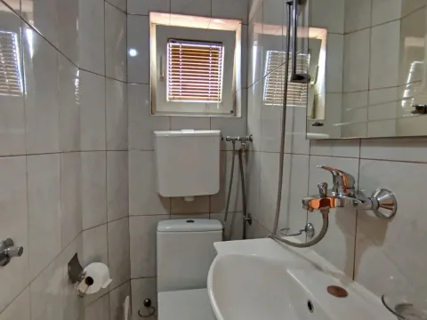 Izdavanje, kuća, 160m², Tološi, Podgorica - image 15