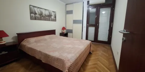 Spavaća soba sa bračnim krevetom, plakarom i parketom na podu. - image 7