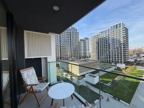 Namešten balkon sa stolom, stolicama i pogledom na naselje. - image 5