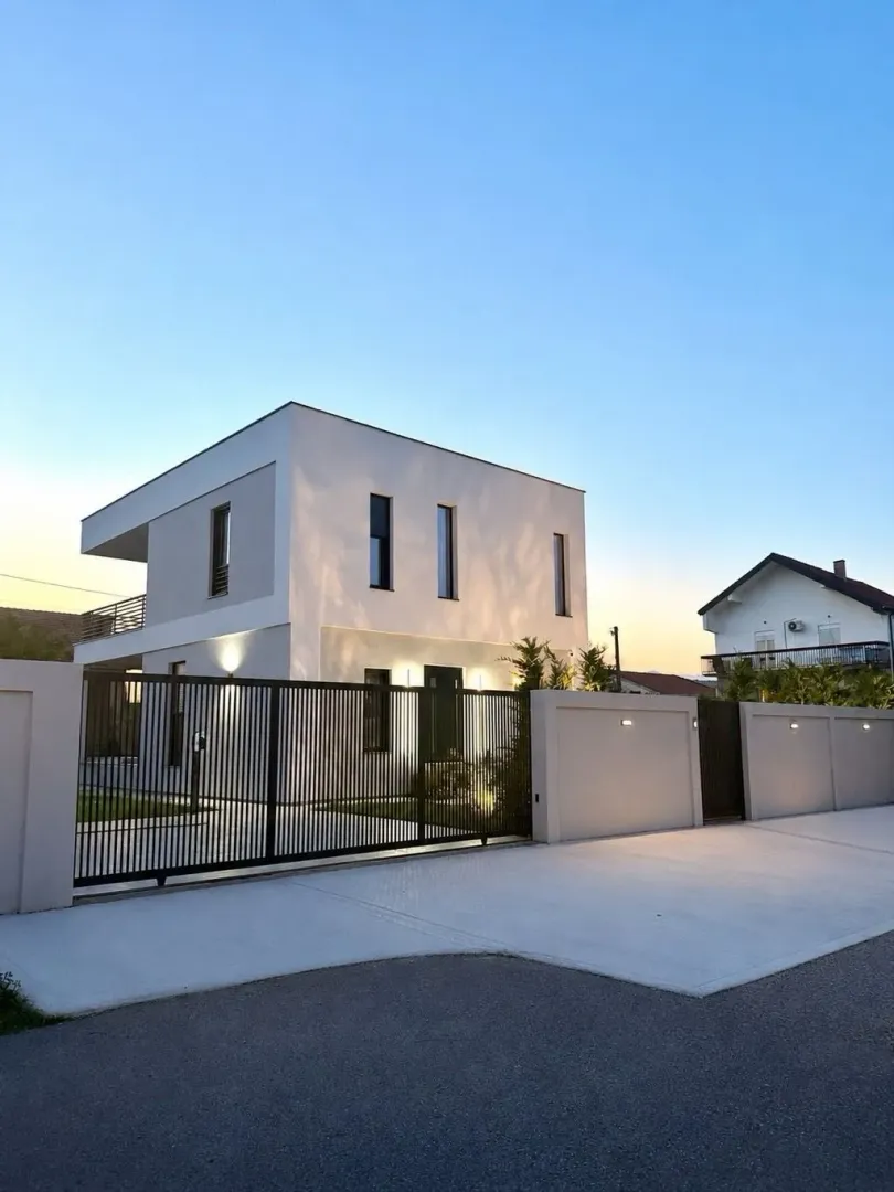 Prodaja, kuća, 225m², Gornja Gorica, Podgorica