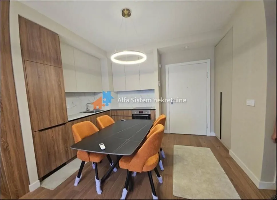 Izdavanje, trosoban stan, 73m², Savski Venac, Beograd