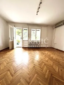 Prazna soba sa parketom i izlazom na terasu. - image 2