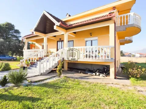 Prodaja, kuća, 350m², Zlatica, Podgorica - image 1
