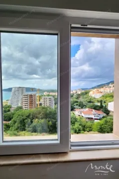Pogled na more i okolno naselje kroz prozorski otvor. - image 8