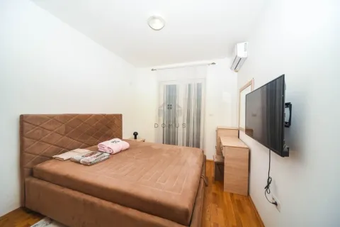 Spavaća soba sa bračnim krevetom, komodom, televizorom i izlazom na terasu. - image 15