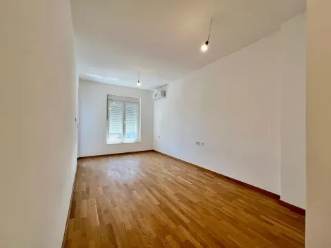 Prazna soba sa parketom i bijelim zidovima. - image 11