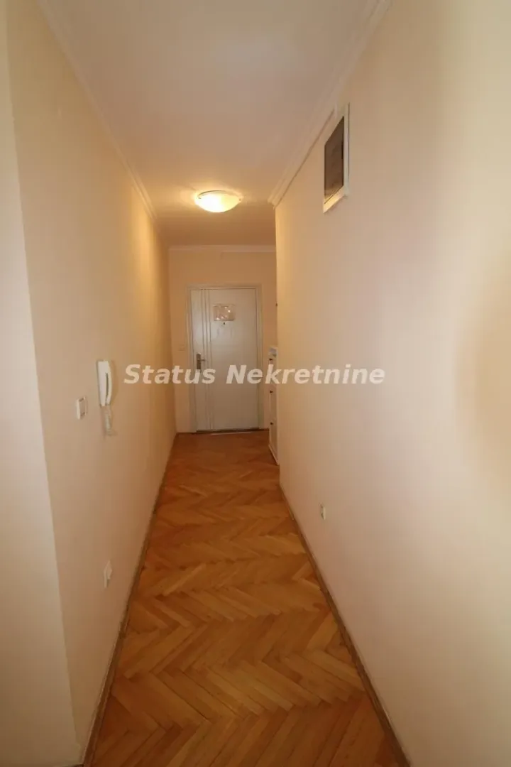 Izdavanje, četvorosoban stan, 75m², Centar, Novi Sad