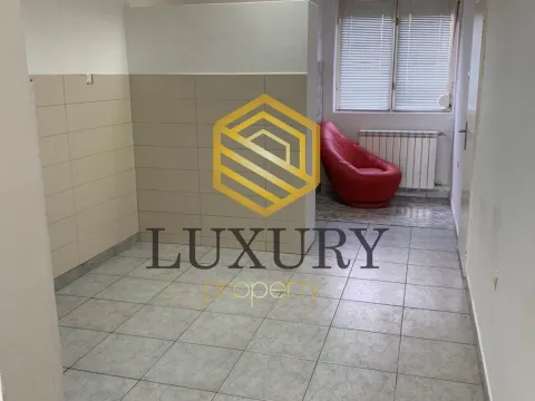 Izdavanje, kuća, 250m², Tološi, Podgorica - image 10