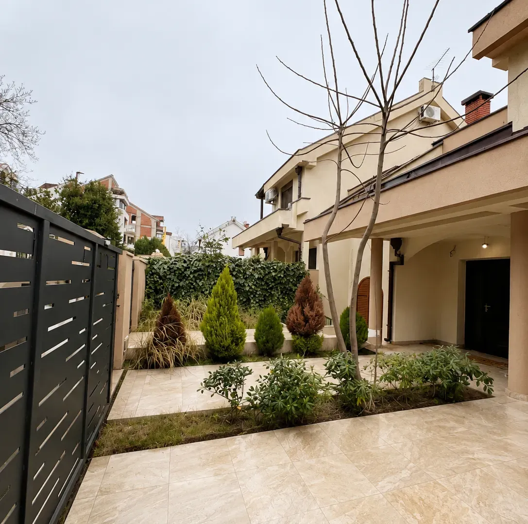 Izdavanje, kuća, 400m², Gorica C, Podgorica
