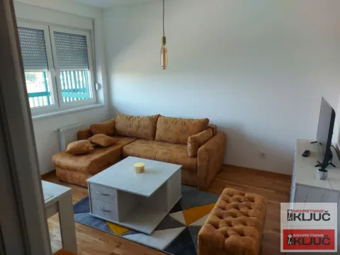 Dnevna soba sa ugaonom garniturom, klub stočićem i televizorom. - image 3