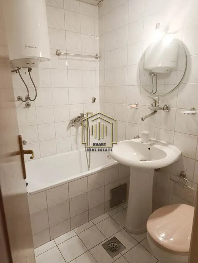 Manje kupatilo sa kadom, umivaonikom, wc šoljom i bojlerom.