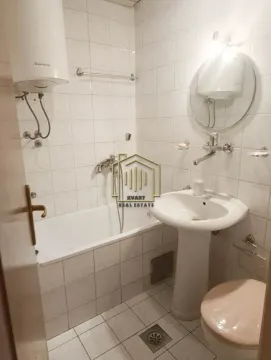 Manje kupatilo sa kadom, umivaonikom, wc šoljom i bojlerom. - image 6