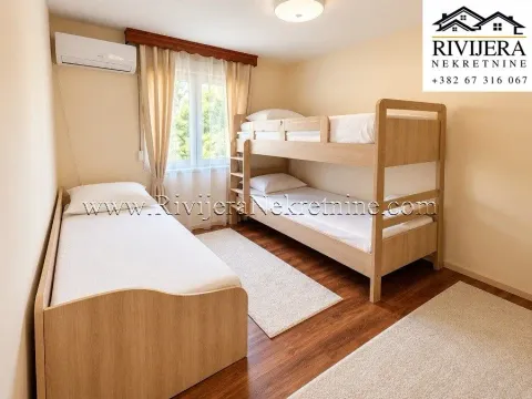 Children's bedroom with a bunk bed and an additional single bed. - image 5