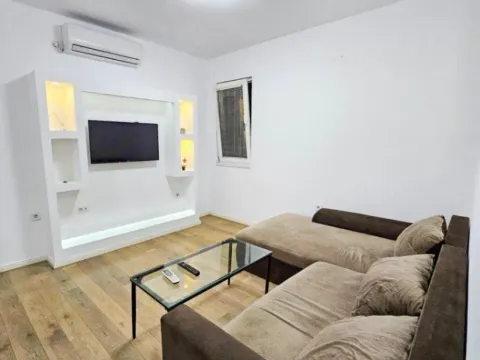 Izdavanje, dvosoban stan, 68m², Stari Aerodrom, Podgorica - image 1