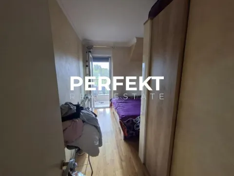 Pogled iz hodnika u spavaću sobu sa krevetom i garderoberom. - image 13
