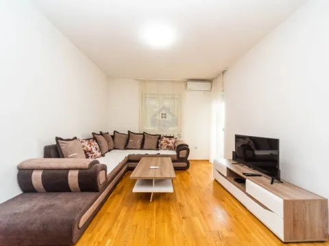 Izdavanje, jednosoban stan, 48m², Stari Aerodrom, Podgorica - image 1