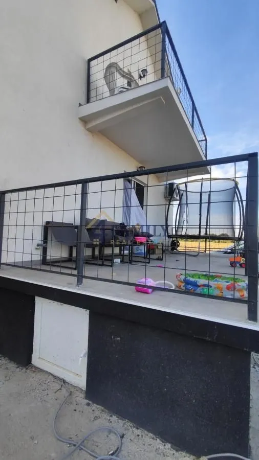 Terasa kuće sa ogradom i dvorištem.