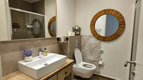 Moderne kupatilo sa umivaonikom, ogledalom i toaletom. - image 3
