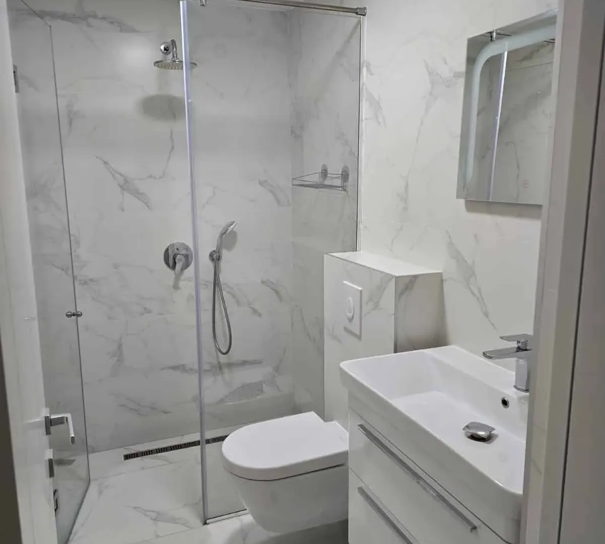 Izdavanje, trosoban stan, 130m², Tološi, Podgorica
