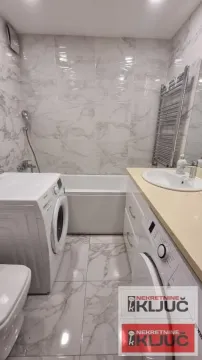 Kupatilo opremljeno kadom, umivaonikom i mašinom za veš. - image 6