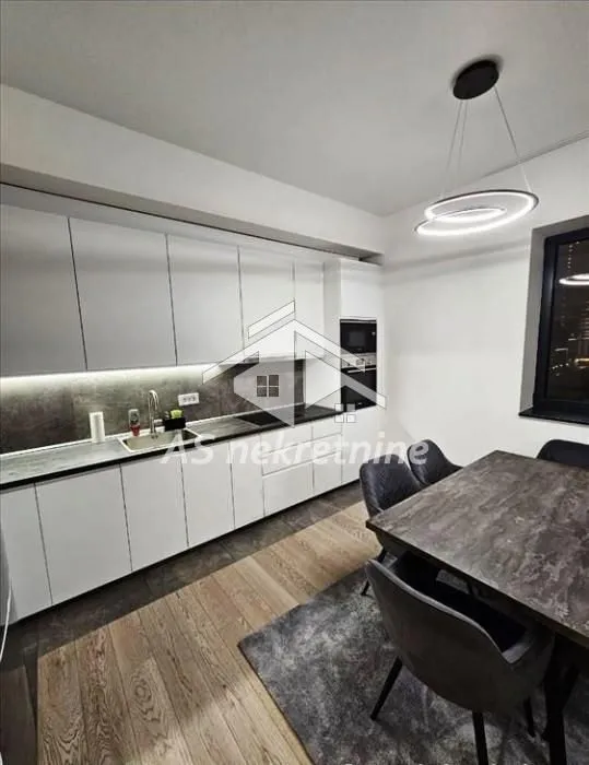 Izdavanje, četvorosoban stan, 111m², Savski Venac, Beograd