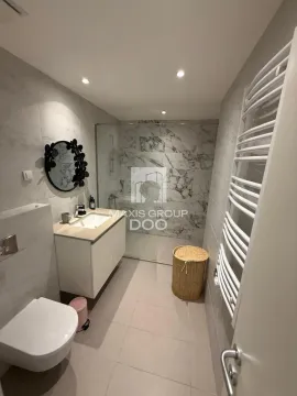 Moderno kupatilo sa tuš kabinom, umivaonikom i ugradnom sanitarijom. - image 10