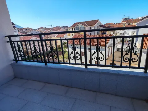 Rent, two bedroom apartment, 70m², Velji Vinogradi, Budva - image 2
