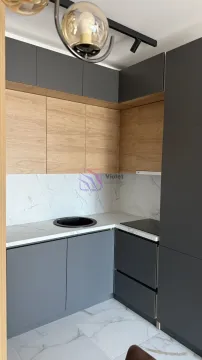 Moderna kuhinja sa sivim elementima i drvenim detaljima. - image 5