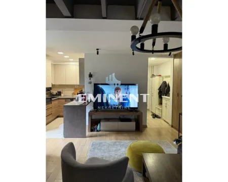 Dnevna soba sa televizorom i pogledom na kuhinju u pozadini. - image 3