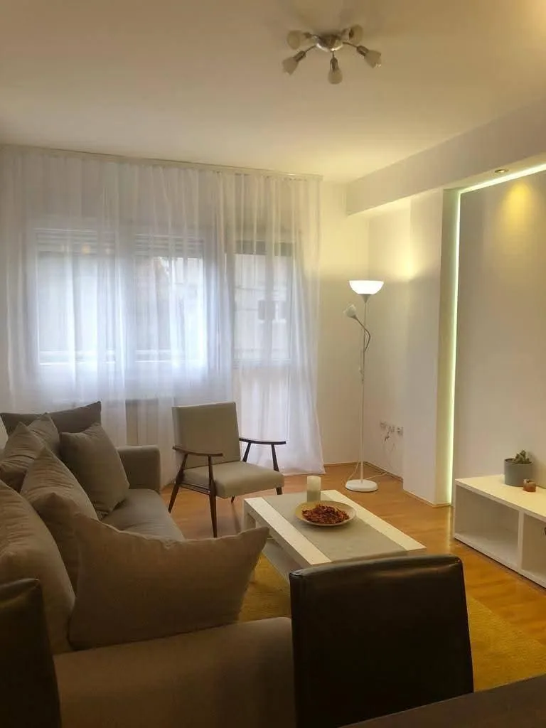 Izdavanje, trosoban stan, 50m², Slavujev Venac, Zvezdara Sve Podlokacije