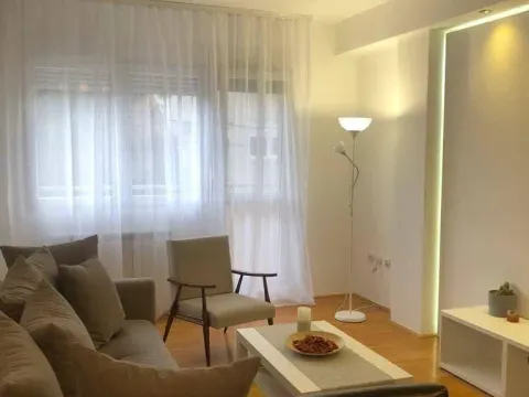 Izdavanje, trosoban stan, 50m², Slavujev Venac, Zvezdara Sve Podlokacije - image 3