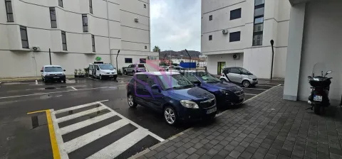 Vanjski prostor sa parkingom ispred stambene zgrade. - image 12