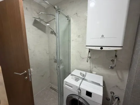 Manje kupatilo sa tuš kabinom, bojlerom i veš mašinom. - image 6