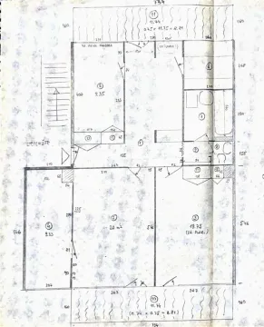 Ručno nacrtani tlocrt nekretnine sa dimenzijama prostorija. - image 16