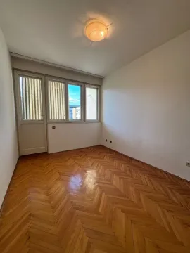 Prazna soba sa parketom i izlazom na terasu. - image 7