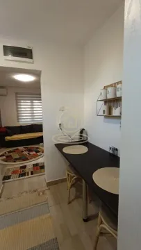 Manja kuhinja sa šankom i stolicama za sedenje. - image 8