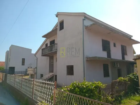 Prodaja, kuća, 232m², Tološi, Podgorica - image 2