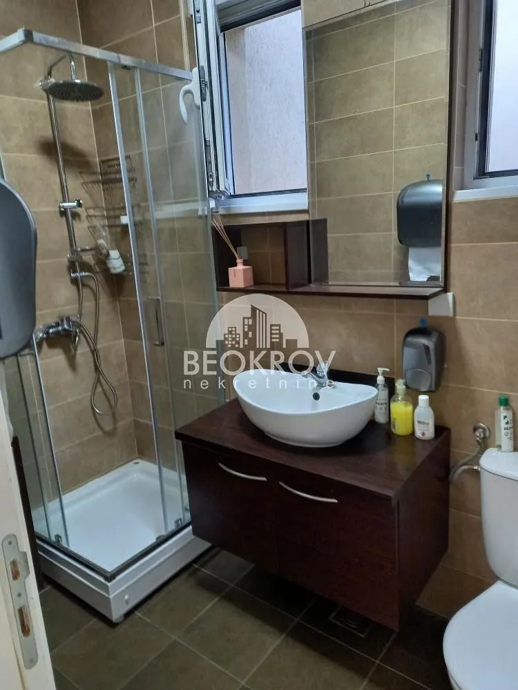 Bathroom equipped with a shower cabin, washbasin, and toilet.