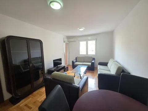 Namještena dnevna soba sa garniturom za sjedenje i velikim ormarom. - image 5