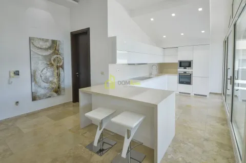 Moderna bijela kuhinja sa šankom i ugrađenim aparatima. - image 8