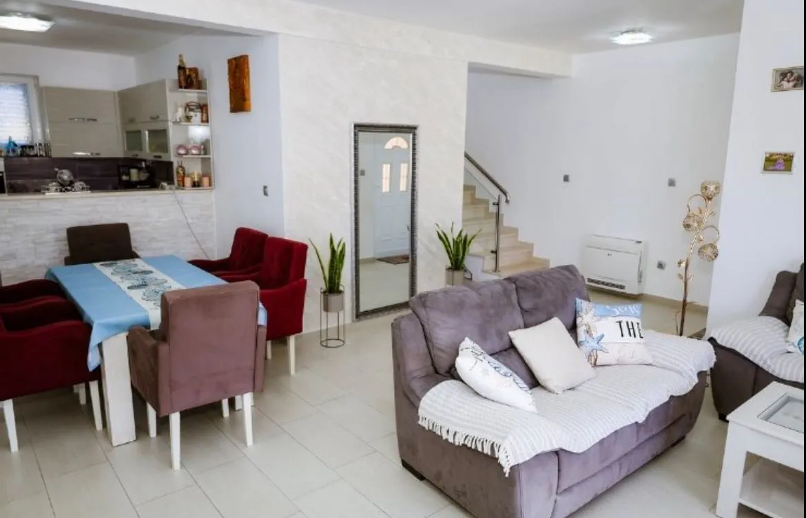 Izdavanje, kuća, 170m², Bigova, Kotor