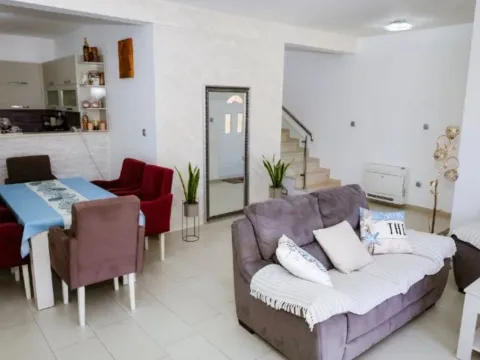 Izdavanje, kuća, 170m², Bigova, Kotor - image 2