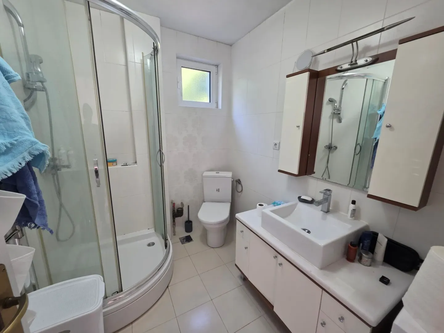 Kompaktno kupatilo sa tuš kabinom, umivaonikom i wc šoljom.