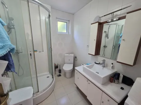 Kompaktno kupatilo sa tuš kabinom, umivaonikom i wc šoljom. - image 15