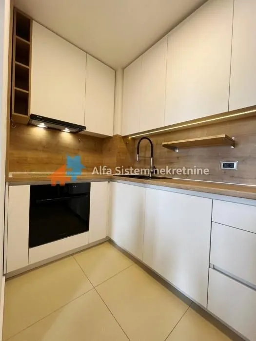 Izdavanje, četvorosoban stan, 80m², Savski Venac, Beograd