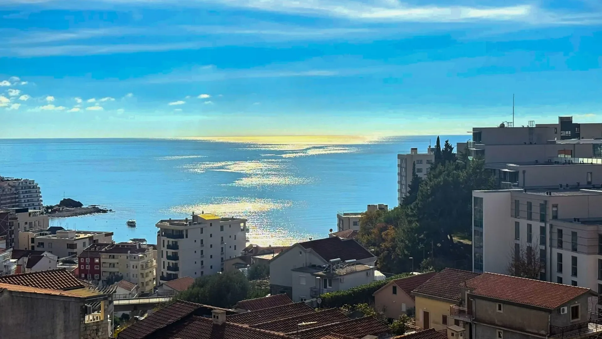 Pogled sa prozora na more i grad.