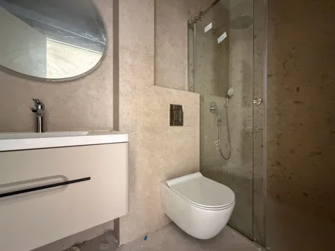 Novoopremljeno kupatilo sa umivaonikom, konzolnom šoljom i tuš kabinom. - image 13