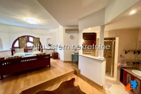 Spacious bedroom with a double bed and an open-plan bathroom. - image 14