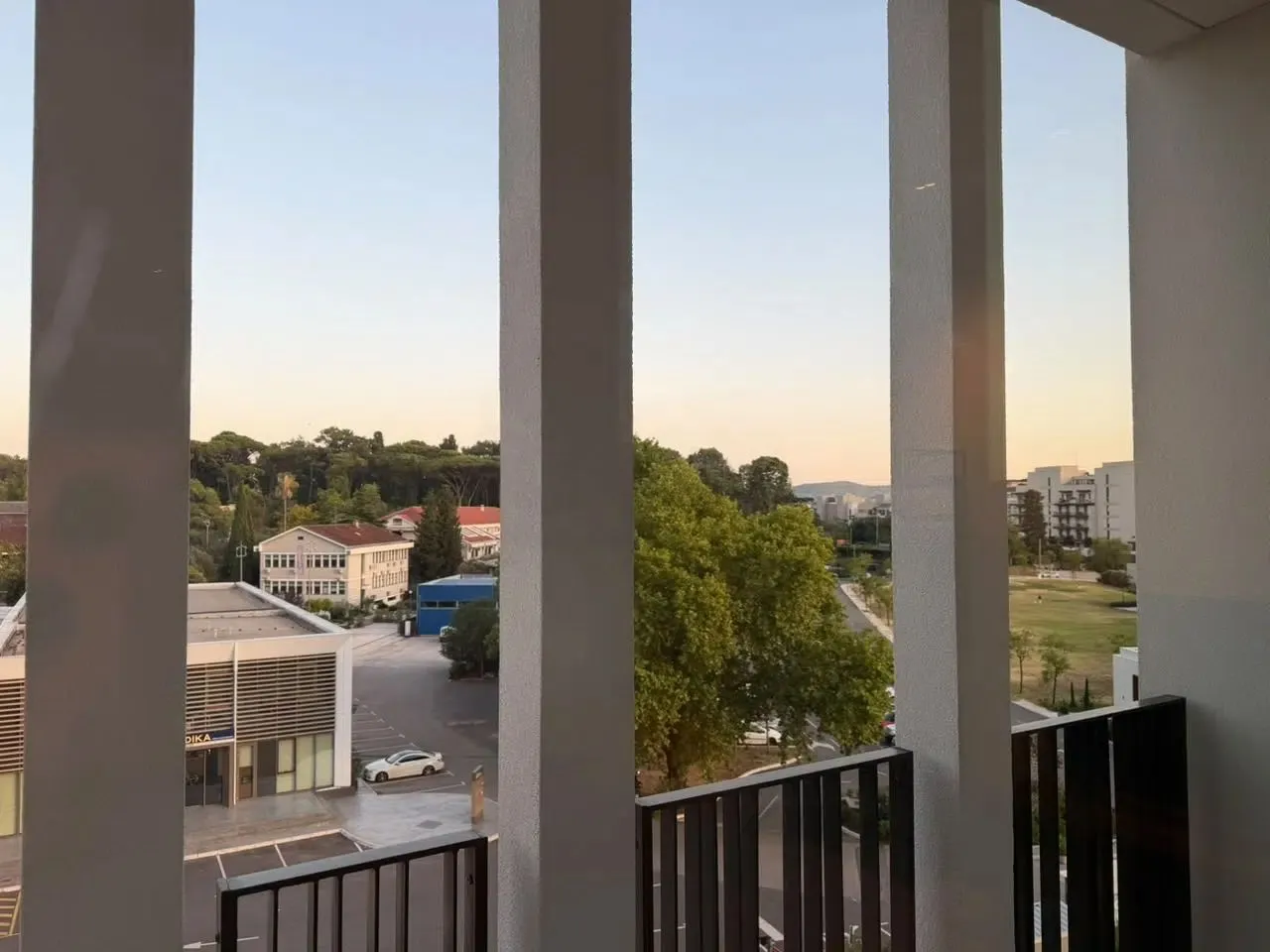Pogled na okolinu i grad iz nekretnine.